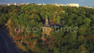 空中观景纪念碑弗拉基米尔王子在夏季公园基辅城市景观。